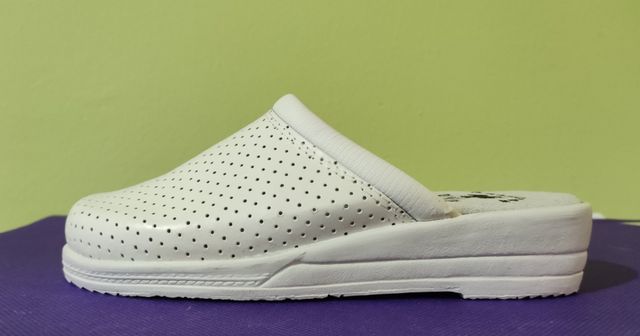 Zuecos piel mujer nº 35. Blanco. Sin estrenar.