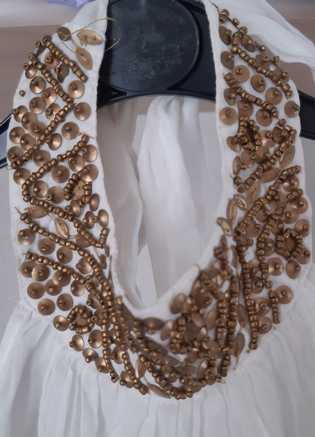 TOP DE ALGODÓN CON CUELLO ADORNADO