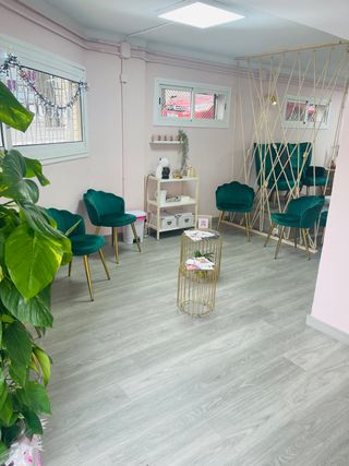 Busco manicurista y pedicurista o esteticiatas