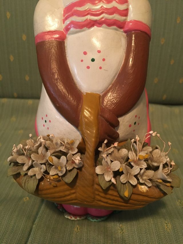 Figura de niña pintada a mano