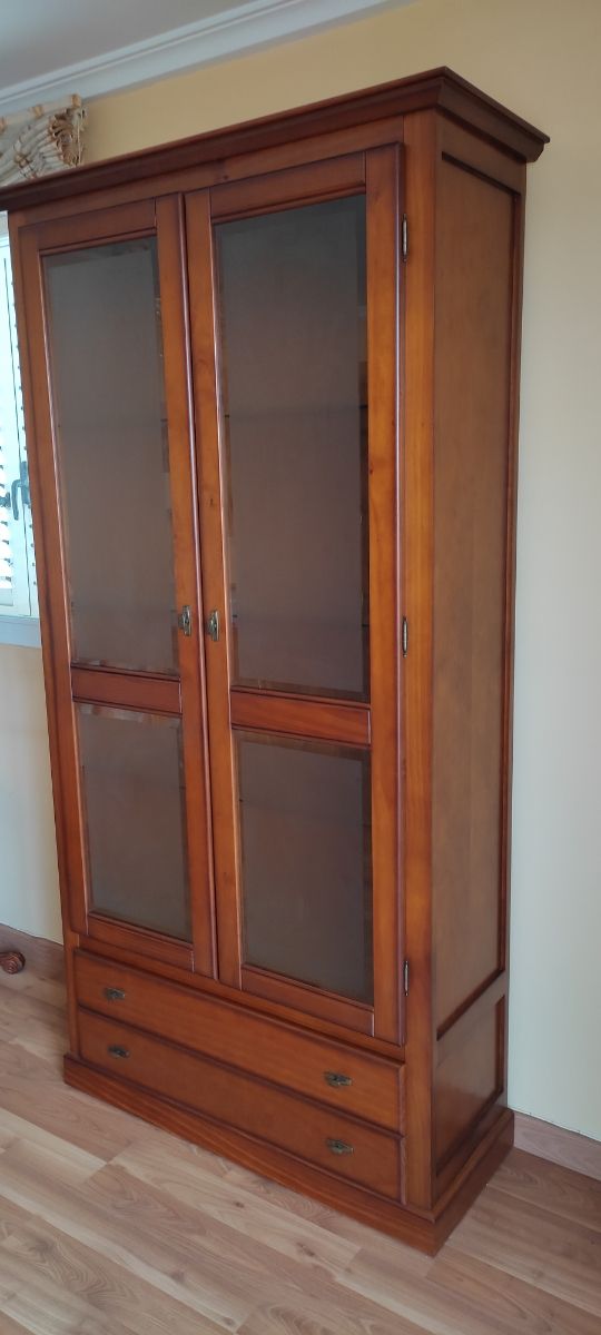 Vitrina de madera y cristal
