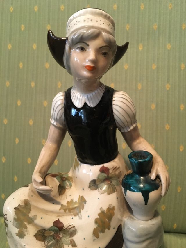 Figura cerámica pintada a mano