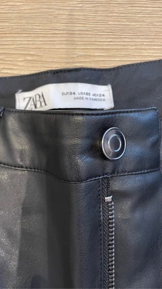 Pantalón Zara efecto piel
