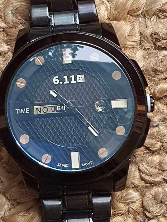 Reloj nuevo que funciona con luz solar.