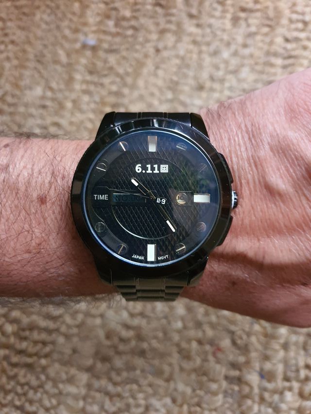 Reloj nuevo que funciona con luz solar.