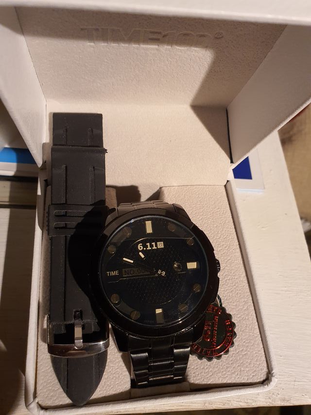 Reloj nuevo que funciona con luz solar.