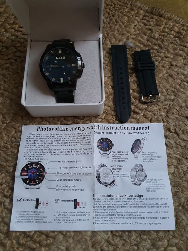 Reloj nuevo que funciona con luz solar.