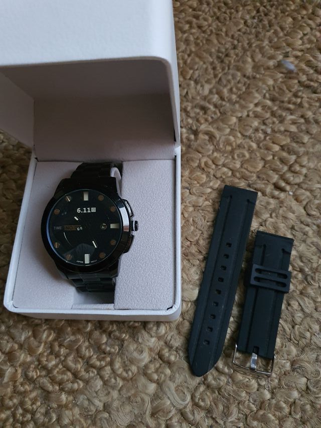 Reloj nuevo que funciona con luz solar.