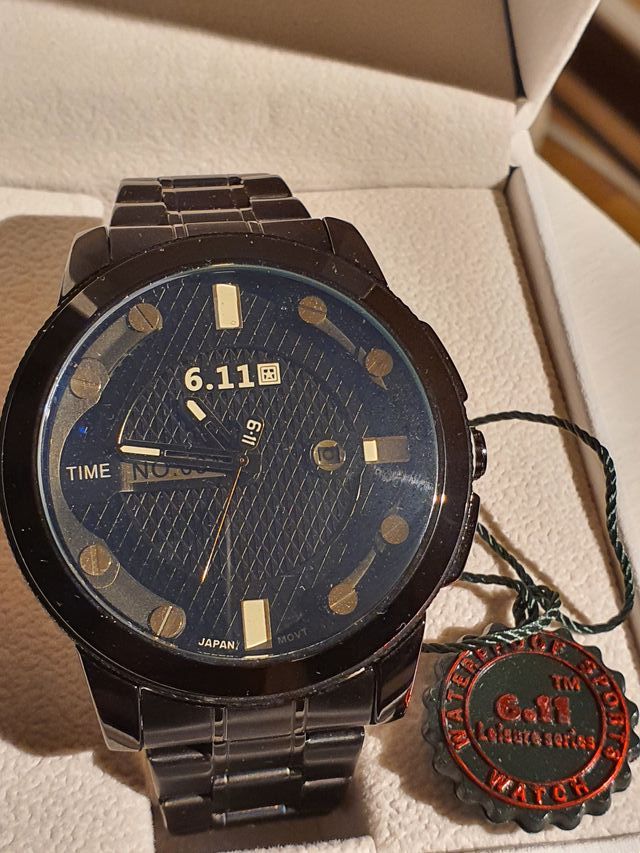 Reloj nuevo que funciona con luz solar.