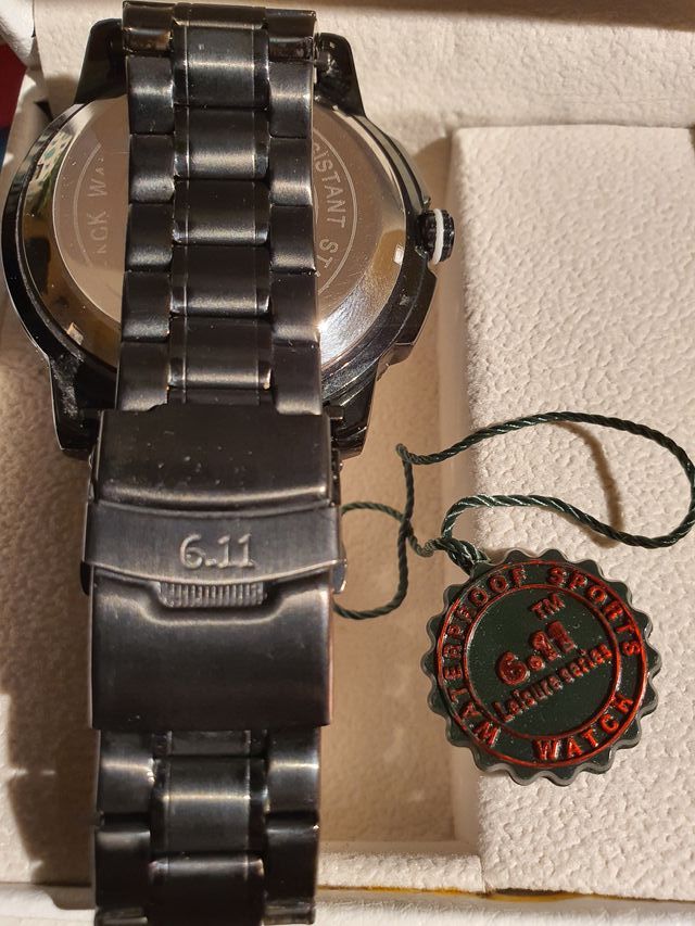 Reloj nuevo que funciona con luz solar.