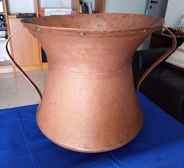 Antica conca in rame con mestolo