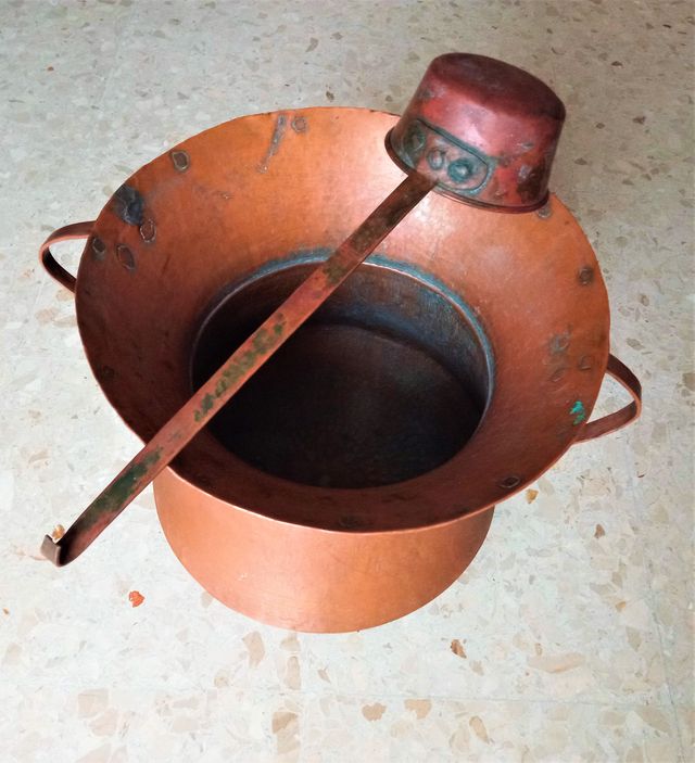 Antica conca in rame con mestolo