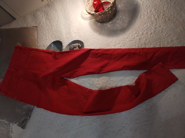 Pantalón vaquero rojo lavado