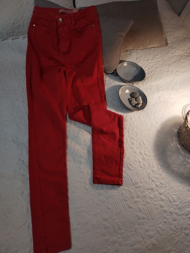 Pantalón vaquero rojo lavado