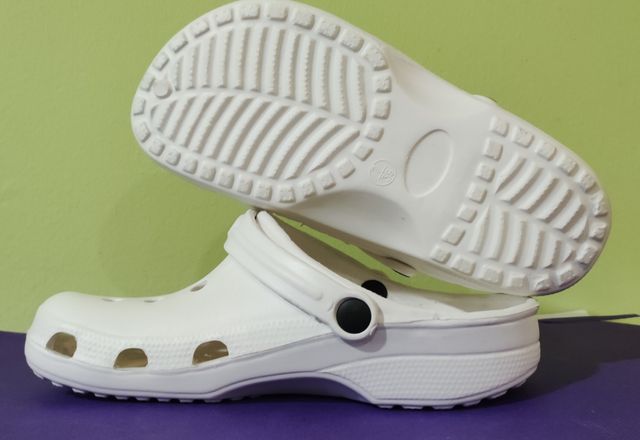 Zuecos tipo crocs nº39.Blancos.Nuevos sin estrenar