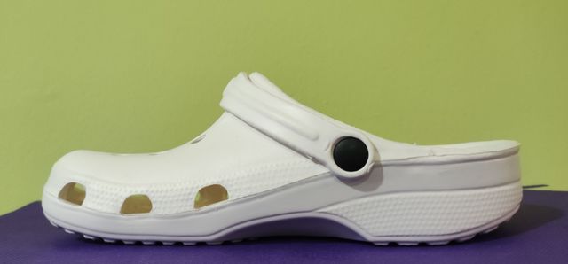 Zuecos tipo crocs nº39.Blancos.Nuevos sin estrenar
