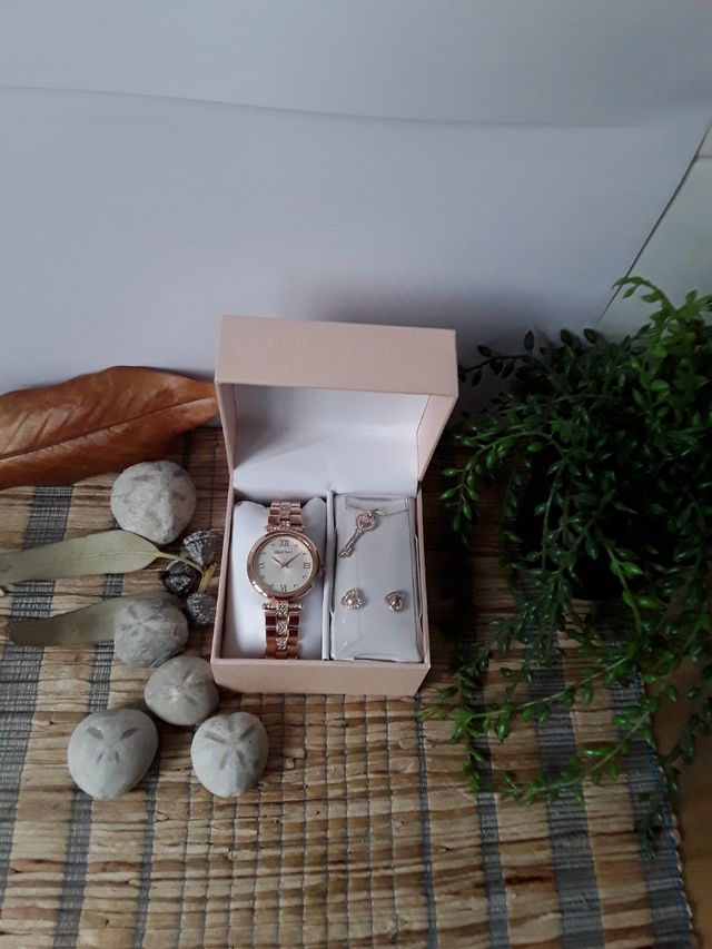 Ellen Tracy Reloj con collar pendientes