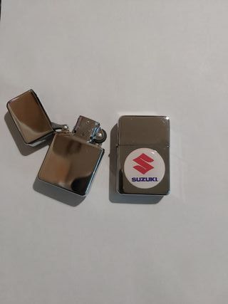 Mechero tipo zippo logotipo Suzuki