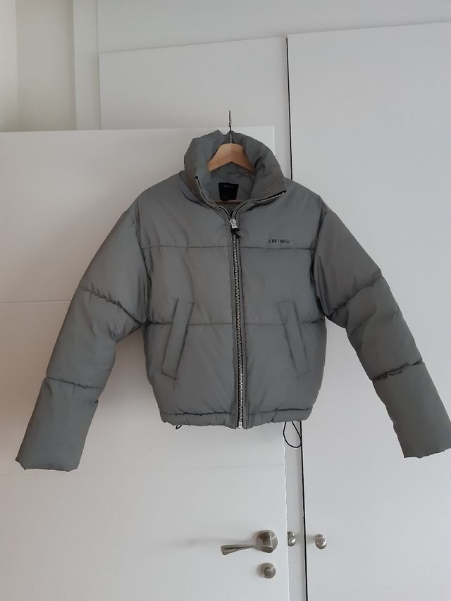 chaqueta bershka reflectante gris