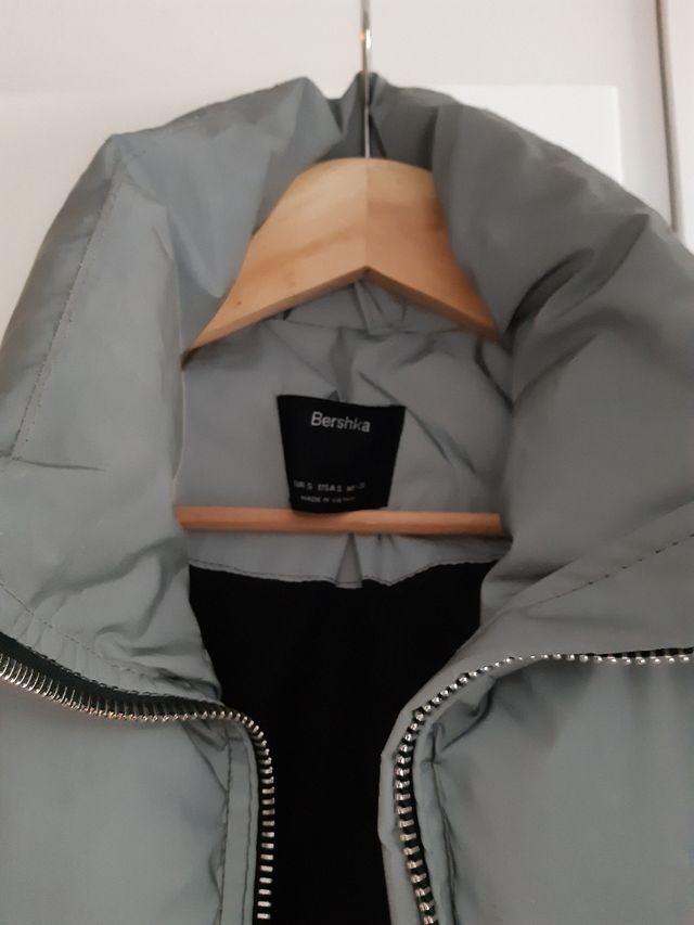 chaqueta bershka reflectante gris