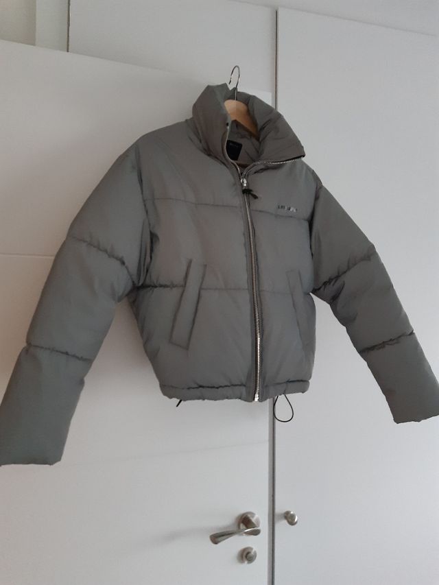 chaqueta bershka reflectante gris