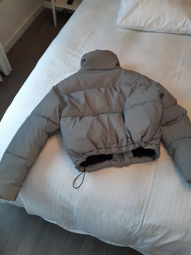 chaqueta bershka reflectante gris