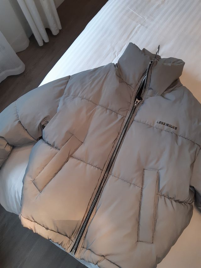 chaqueta bershka reflectante gris