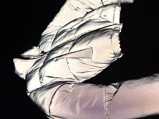 chaqueta bershka reflectante gris