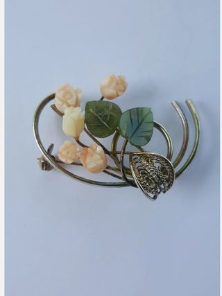 Antica spilla con roselline in corallo cm.4.5x3 