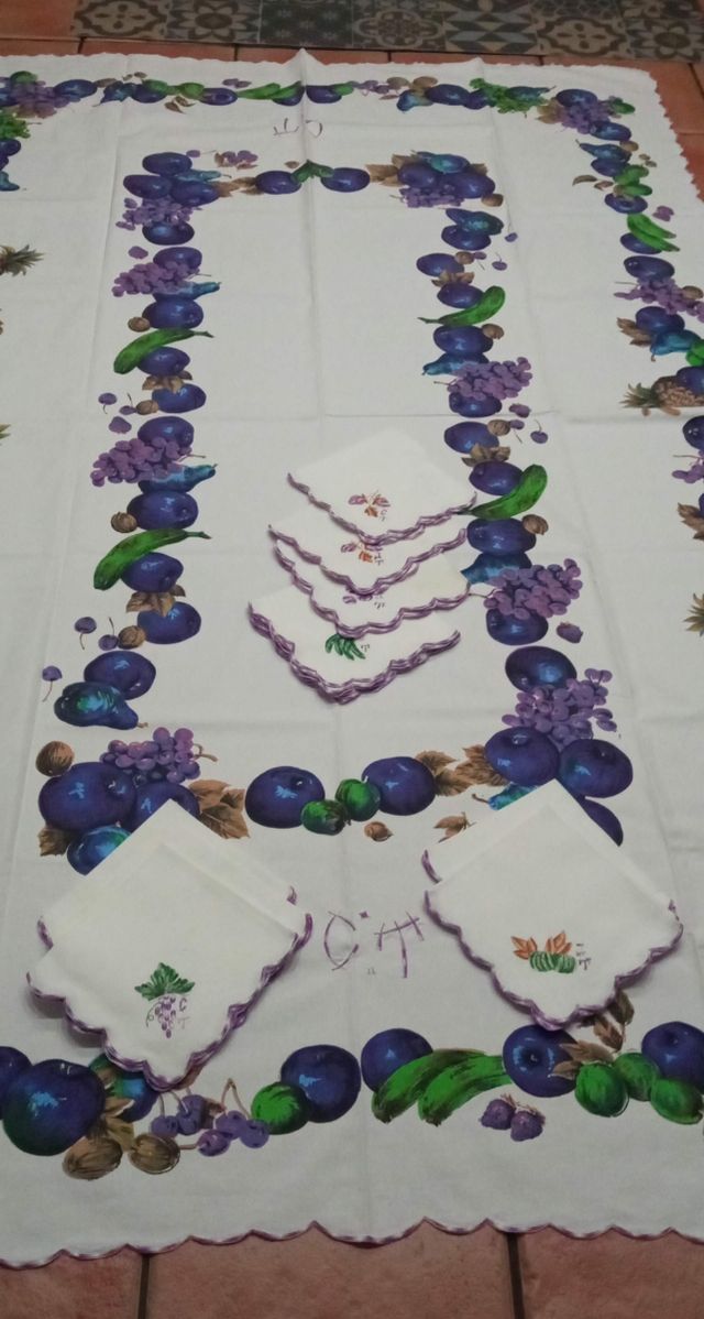MANTELERIA FRUTAL SEMI BORDADA