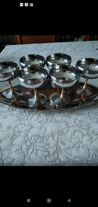 coppe e vassoio in acciaio inox