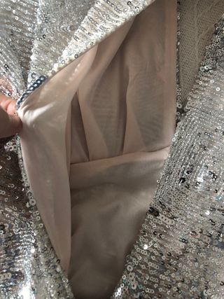 Vestido fiesta lentejuelas gris.