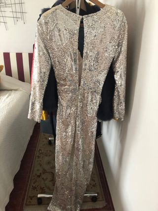 Vestido fiesta lentejuelas gris.