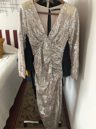 Vestido fiesta lentejuelas gris.