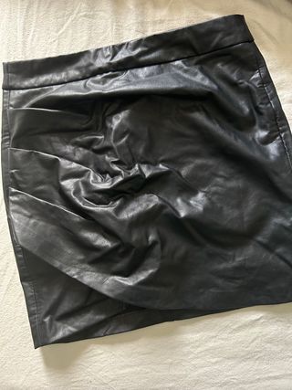 Falda negra estilo cuero talla 34