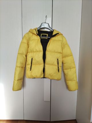 Plumífero amarillo corto
