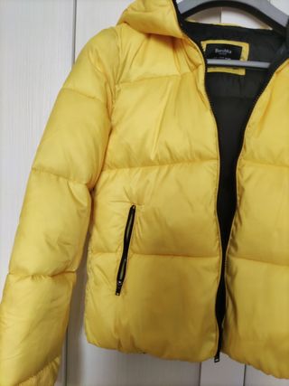 Plumífero amarillo corto