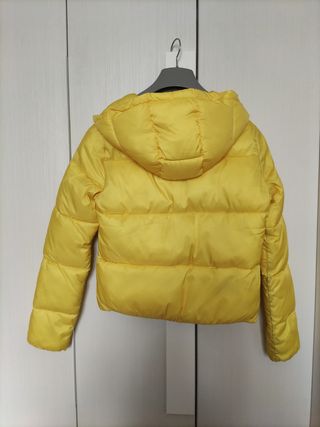 Plumífero amarillo corto
