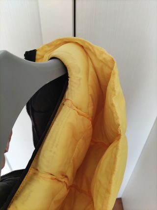 Plumífero amarillo corto