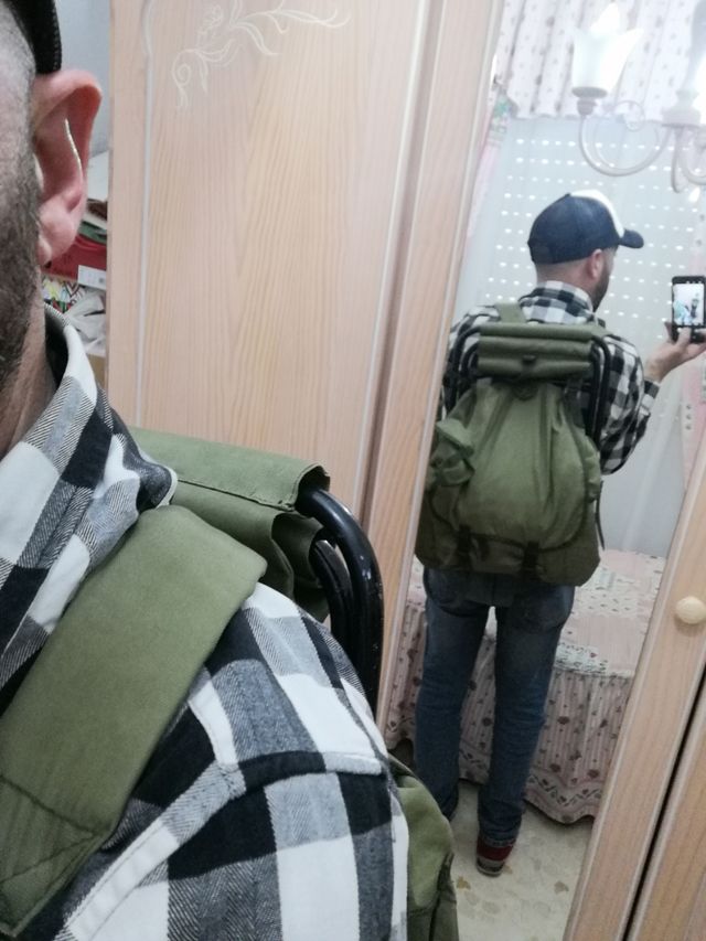 silla y mochila de caza y pesca