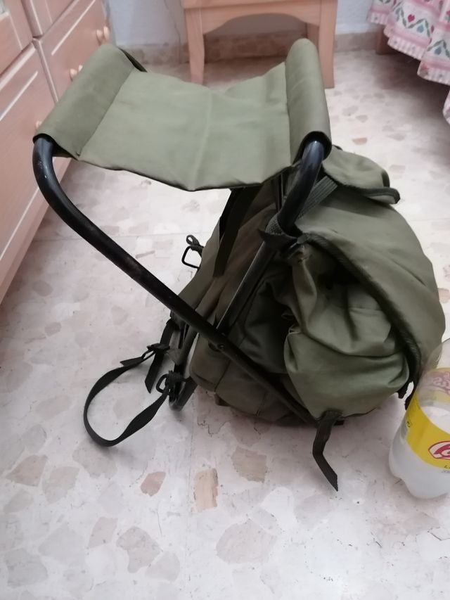 silla y mochila de caza y pesca