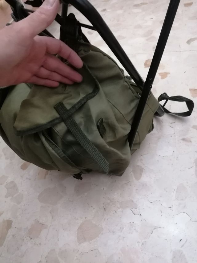 silla y mochila de caza y pesca