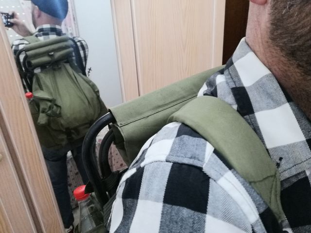 silla y mochila de caza y pesca