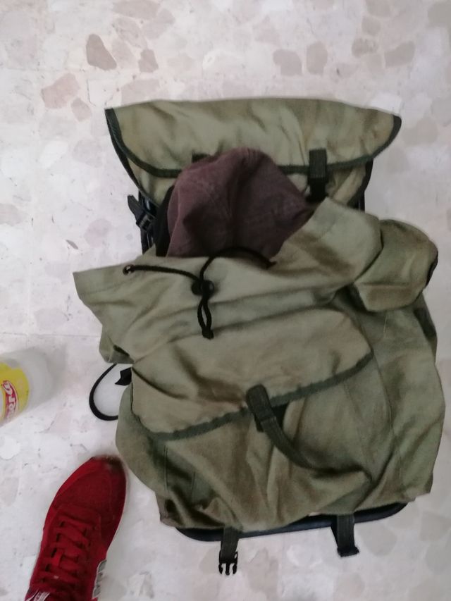 silla y mochila de caza y pesca