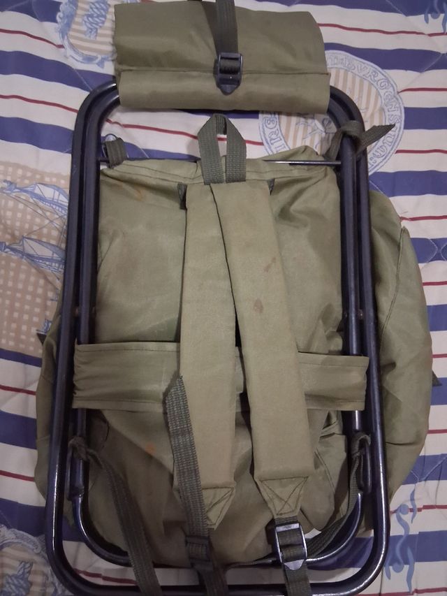 silla y mochila de caza y pesca
