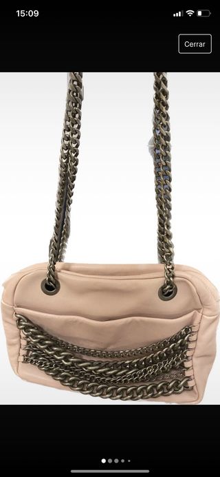 Bolso de piel con cadenas