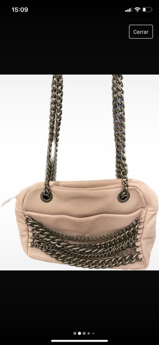 Bolso de piel con cadenas