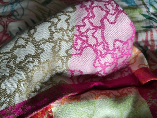 Pañuelo foulard Tous, seda y lana.