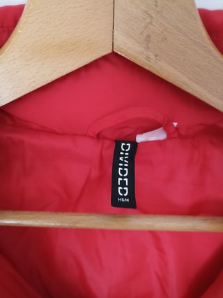 Chaqueta acolchada HM roja.