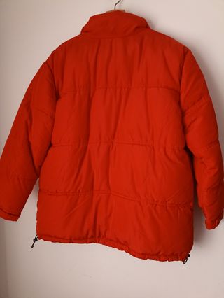 Chaqueta acolchada HM roja.